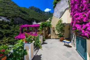 um jardim com flores ao lado de um edifício em Villa La Leonessa em Positano