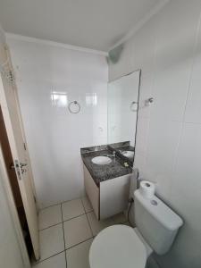 uma casa de banho branca com um WC e um lavatório em Lacqua diRoma 1 - Apartamentos JN em Caldas Novas