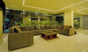 uma sala de estar com um sofá e uma mesa de centro em Treebo Trend Golden Nest em Bhubaneshwar