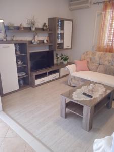 a living room with a couch and a coffee table at Apartment Neve in Veliko Brdo