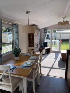 Gallery image of Kellys Holiday Homes 24 Willerby 2 bedrooms caravan in Weeley