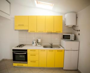 Kuchyň nebo kuchyňský kout v ubytování Apartments Trešnja