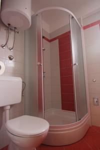 Koupelna v ubytování Apartments Trešnja + 37 fotografií
