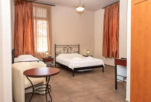 Una cama o camas en una habitación de Sourediko 72 fotos más