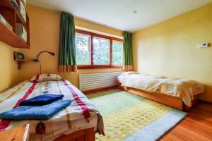 een slaapkamer met 2 bedden en een raam bij Quiet, spacious house near the center (5 min) in Balatonalmádi