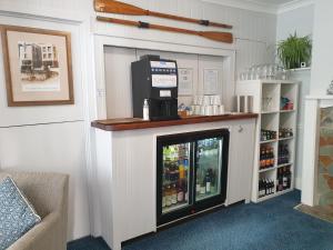 une boutique avec un distributeur de boissons sur un comptoir dans l'établissement The Claremont Hotel-Adult Only, à Polperro