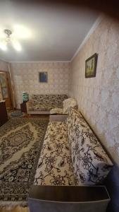 Un dormitorio pequeño con una cama y un sofá. en МЫ Вас ЖДЕМ Апартаменты у МОРЯ, en Odessa