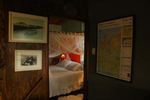 1 dormitorio con 1 cama y un mapa en la pared en Sítio Pássaro Ímpar - Para pousar e repousar, en Curuçá