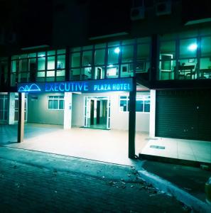 an outside view of an executive plaza hotel at night at Executive Plaza Hotel in Núcleo Bandeirante