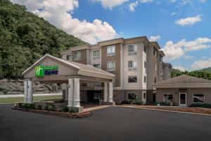 a hotel with a sign on the front of a building at Holiday Inn Express and Suites Pikeville, an IHG Hotel in Pikeville