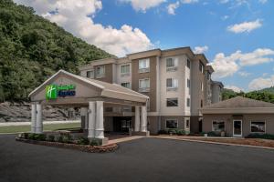 ein Hotel mit einem Schild auf der Vorderseite eines Gebäudes in der Unterkunft Holiday Inn Express and Suites Pikeville, an IHG Hotel in Pikeville