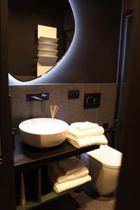 bagno con lavandino, specchio e servizi igienici di Honeymoon Venice a Venezia