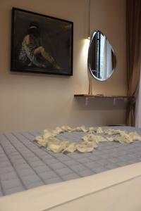 una camera da letto con un letto con un dipinto e uno specchio di Honeymoon Venice a Venezia