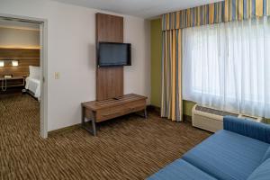 Habitación de hotel con cama y TV en Holiday Inn Express and Suites Pikeville, an IHG Hotel, en Pikeville