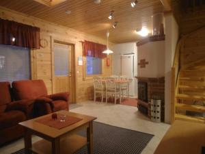 a living room with a couch and a table at Ilvestie A in Syöte