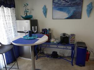 多佛的住宿－THE BLUE ROOM Luxury suite，一张桌子、两把椅子和一张桌子及酒杯