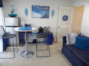 THE BLUE ROOM Luxury suite tesisinde bir oturma alanı