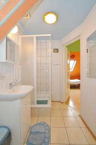 a bathroom with a sink and a shower at Ośrodek Wczasowy Domino Bis in Dźwirzyno