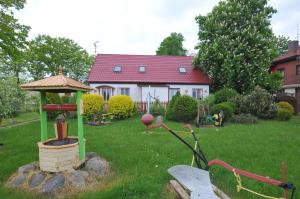 ジビジノにあるOśrodek Wczasowy Domino Bisの家の前に展望台がある庭