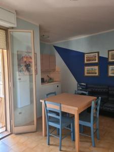 a table and chairs in a room with a kitchen at Casa Centurione Silvi Marina in Silvi Marina