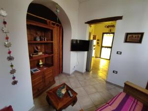 een woonkamer met een bank en een tv erin bij SANTANTONIO in Tortolì