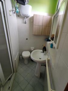 een kleine badkamer met toilet en wastafel bij SANTANTONIO in Tortolì +12 foto's
