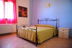 コペルティーノにあるAgriturismo Meleの窓付きの部屋にベッド付きのベッドルーム1室があります。