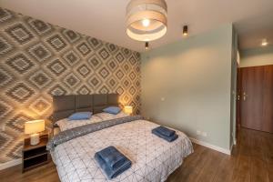 Łóżko lub łóżka w pokoju w obiekcie Apartamenty Mozaika - centrum Zdroju