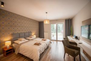 Łóżko lub łóżka w pokoju w obiekcie Apartamenty Mozaika - centrum Zdroju