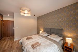 Łóżko lub łóżka w pokoju w obiekcie Apartamenty Mozaika - centrum Zdroju