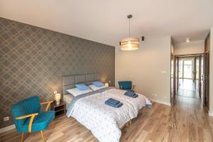 Łóżko lub łóżka w pokoju w obiekcie Apartamenty Mozaika - centrum Zdroju