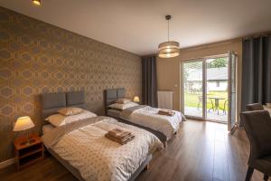 Łóżko lub łóżka w pokoju w obiekcie Apartamenty Mozaika - centrum Zdroju