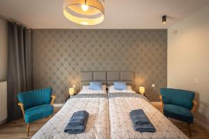 Łóżko lub łóżka w pokoju w obiekcie Apartamenty Mozaika - centrum Zdroju