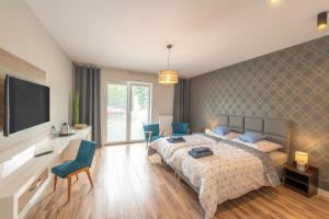 Łóżko lub łóżka w pokoju w obiekcie Apartamenty Mozaika - centrum Zdroju