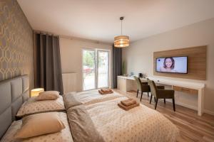Łóżko lub łóżka w pokoju w obiekcie Apartamenty Mozaika - centrum Zdroju