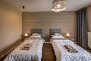 Łóżko lub łóżka w pokoju w obiekcie Apartamenty Mozaika - centrum Zdroju