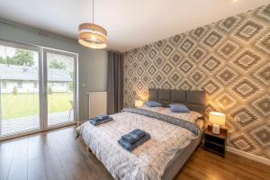 Łóżko lub łóżka w pokoju w obiekcie Apartamenty Mozaika - centrum Zdroju