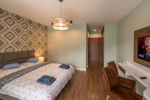 Łóżko lub łóżka w pokoju w obiekcie Apartamenty Mozaika - centrum Zdroju