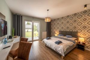 Łóżko lub łóżka w pokoju w obiekcie Apartamenty Mozaika - centrum Zdroju