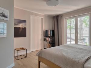 een slaapkamer met een bed en een raam bij Jolle 54 in Putbus