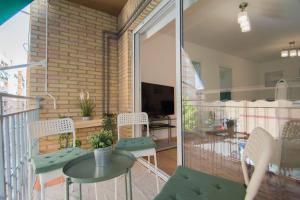 un balcone con tavolo e sedie su un balcone di Piso Estadio de los Carmenes a Granada
