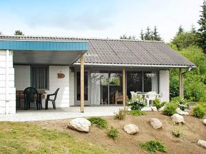 un cottage con patio, tavolo e sedie di 8 person holiday home in Spøttrup-By Traum a Lihme