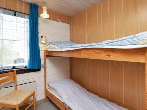 Palanda nebo palandy na pokoji v ubytování Four-Bedroom Holiday home in Spøttrup 2