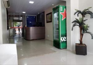 una máquina expendedora de ktec en el vestíbulo con una palmera en Nalu Beach Hotel pousada, en Fortaleza