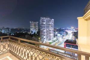 balcone con vista sulla città di notte di Hotel Paramount Suites & Service Apartments a Mangalore