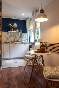 cocina con mesa y sillas en una habitación en Apartament Przy Parku, en Nałęczów