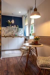 O bucătărie sau chicinetă la Apartament Przy Parku