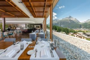 A restaurant or other place to eat at Nira Alpina