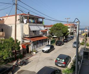 a street with cars parked on the side of a building at Magdalena & Bambino apartments in Sarti