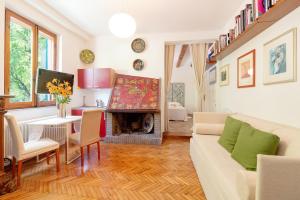 ein Wohnzimmer mit einem Sofa und einem Kamin in der Unterkunft Casa Disma Urbino in Urbino